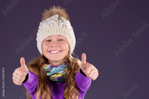 Photo: Mädchen mit Wintermütze ist Happy Mädchen mit Wintermütze ist Happy