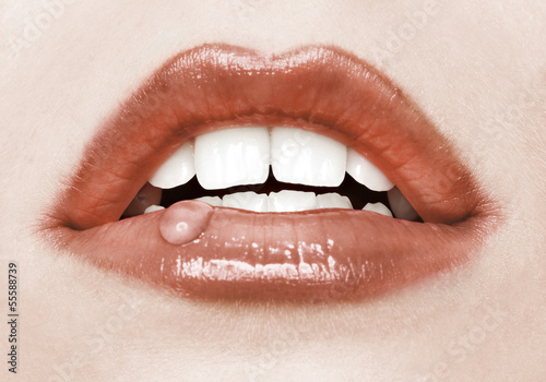 Photo: rote Lippen mit Tropfen rote Lippen mit Tropfen