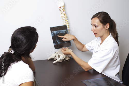 Photo: Arzt erklärt die Röntgenaufnahme des Patienten Arzt erklärt die Röntgenaufnahme des Patienten