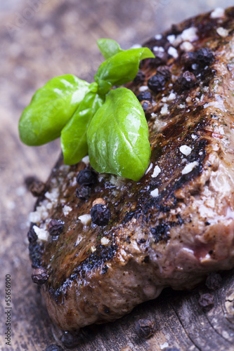 Photo: Gegrilltes Steak mit Basilikum, Pfeffer und Salz Gegrilltes Steak mit Basilikum, Pfeffer und Salz