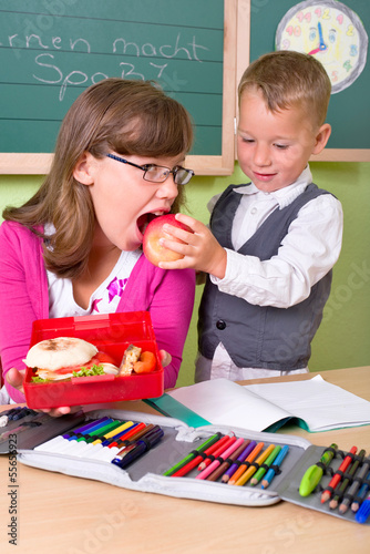Photo: Kinder bei der Schulpause Kinder bei der Schulpause