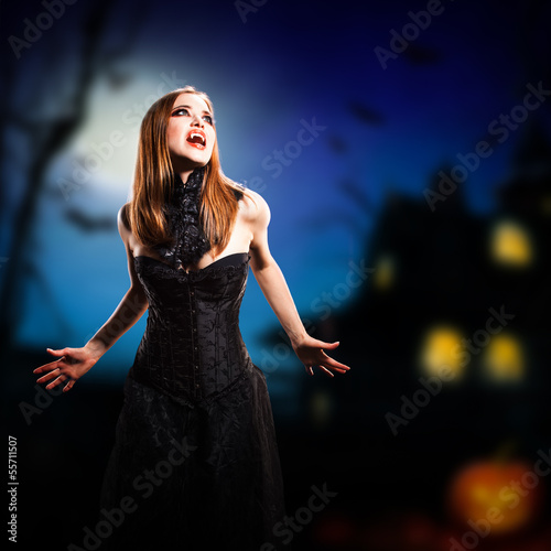 Photo: Vampirin vor Halloweenhaus Vampirin vor Halloweenhaus