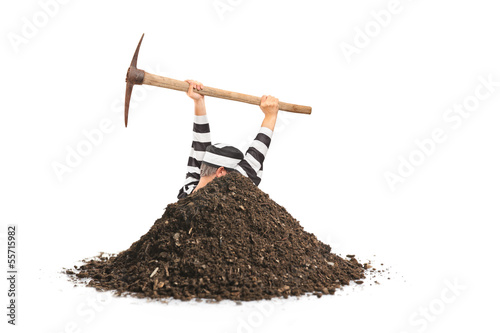 Photo: Male prisoner digging a hole and trying to escape Male prisoner digging a hole and trying to escape