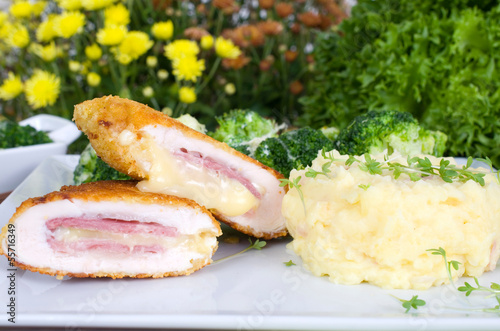 Photo: Kartoffelstampf mit Hähnchen Cordonbleu und Brokkoligratin Kartoffelstampf mit Hähnchen Cordonbleu und Brokkoligratin