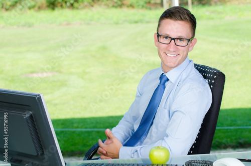 Photo: erfolgreicher junger businessmann erfolgreicher junger businessmann
