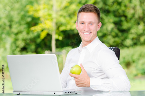 Photo: erfolgreicher student am laptop erfolgreicher student am laptop