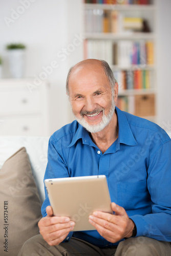 Photo: senior mit tablet zu hause senior mit tablet zu hause