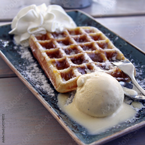 Photo: vanilleeis mit waffel und sahne vanilleeis mit waffel und sahne