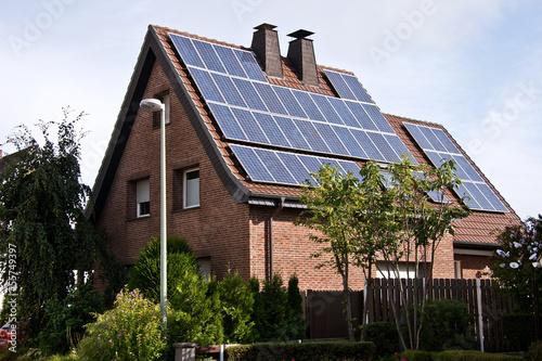Photo: Wohnhaus mit Solarzellen auf dem Dach Wohnhaus mit Solarzellen auf dem Dach