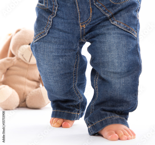 Photo: Erste Schritte - Jeans - Kind lernt gehen Erste Schritte - Jeans - Kind lernt gehen