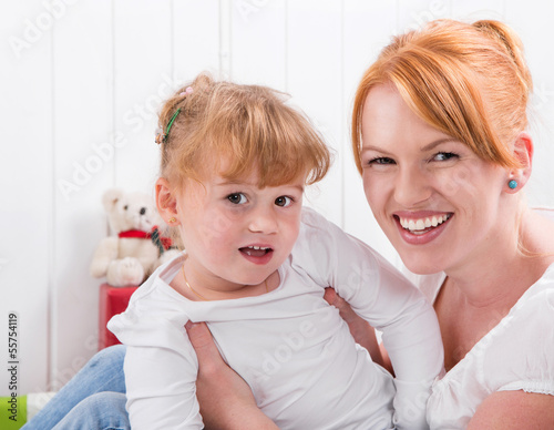 Photo: Mutter und Tochter lachen, Haare rot, orange Mutter und Tochter lachen, Haare rot, orange