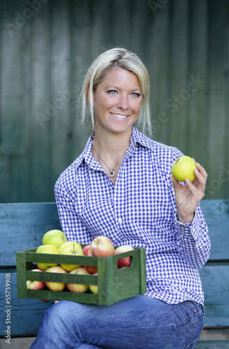 Photo: Frau mit Apfel in Hand Frau mit Apfel in Hand