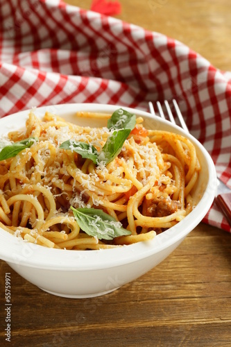 Photo: spaghetti pasta with tomato sauce, basil and parmesan cheese spaghetti pasta with tomato sauce, basil and parmesan cheese