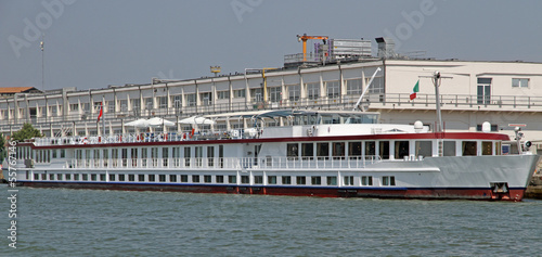 Photo: long boat restaurant for the transportation of tourists in Venic long boat restaurant for the transportation of tourists in Venic
