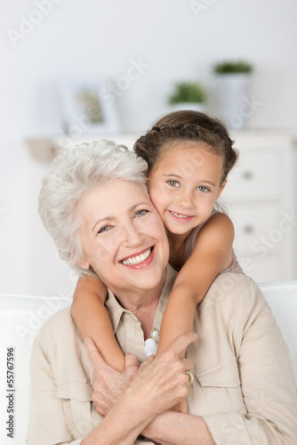 Photo: enkelin umarmt ihre oma enkelin umarmt ihre oma