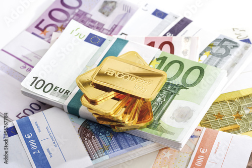 Photo: Goldbarren und Euro-Banknoten Goldbarren und Euro-Banknoten