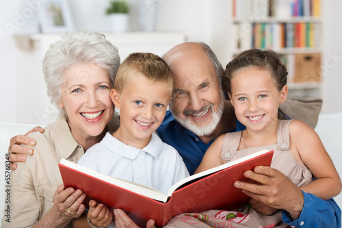 Photo: oma und opa lesen vor oma und opa lesen vor