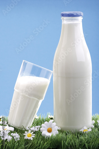 Photo: Milchflasche und ein Glas Milch, Nahaufnahme Milchflasche und ein Glas Milch, Nahaufnahme