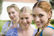 Photo: Deutschland, Bayern, Oberbayern, Drei Frauen in traditionellen Kostümen, Lächeln, Portrait Deutschland, Bayern, Oberbayern, Drei Frauen in traditionellen Kostümen, Lächeln, Portrait