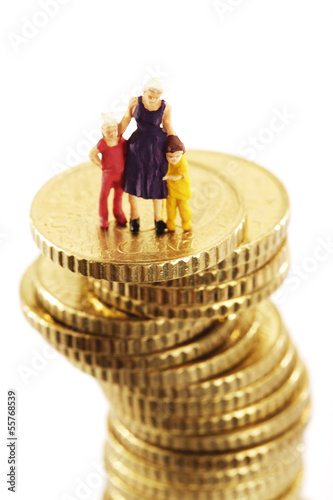 Photo: Figuren, Mutter und childeren, auf Haufen von Münzen Figuren, Mutter und childeren, auf Haufen von Münzen
