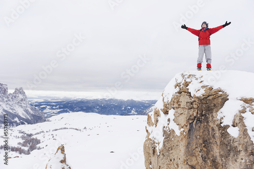Photo: Italien, Südtirol, Frau in Winterkleidung auf Berggipfel, Jubel Italien, Südtirol, Frau in Winterkleidung auf Berggipfel, Jubel