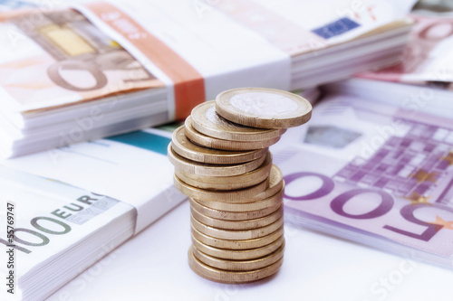 Photo: Stapel von Euro-Münzen und-Banknoten, Nahaufnahme Stapel von Euro-Münzen und-Banknoten, Nahaufnahme