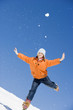 Photo: Österreich, Mädchen in Schnee balancieren auf einem Bein mit ausgestreckten Armen, lächelnd, Porträt Österreich, Mädchen in Schnee balancieren auf einem Bein mit ausgestreckten Armen, lächelnd, Porträt