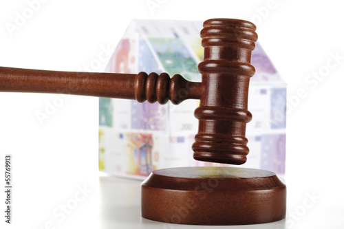 Photo: Auktionator Hammer und Haus aus Euro-Banknoten, Nahaufnahme Auktionator Hammer und Haus aus Euro-Banknoten, Nahaufnahme