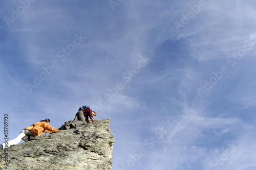 Photo: Junges Paar klettert auf Gipfel Junges Paar klettert auf Gipfel
