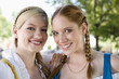 Photo: Deutschland, Bayern, Oberbayern, Drei Frauen im traditionellen Kostüm, Lächeln, Portrait, Nahaufnahme Deutschland, Bayern, Oberbayern, Drei Frauen im traditionellen Kostüm, Lächeln, Portrait, Nahaufnahme