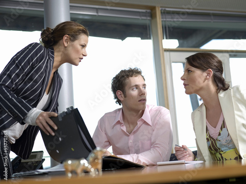 Photo: Geschäftsfrau und Mitarbeiter im Büro, diskutieren Geschäftsfrau und Mitarbeiter im Büro, diskutieren
