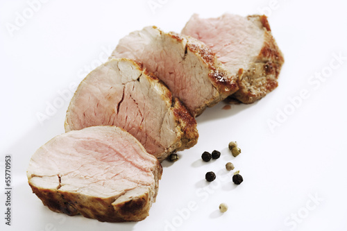 Photo: Gebratenes Schweinefilet, Scheiben-, Gewürz-Körner, Nahaufnahme Gebratenes Schweinefilet, Scheiben-, Gewürz-Körner, Nahaufnahme