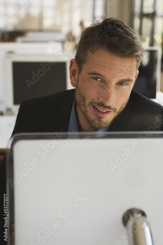 Photo: Geschäftsmann im Büro mit Laptop, Portrait Geschäftsmann im Büro mit Laptop, Portrait