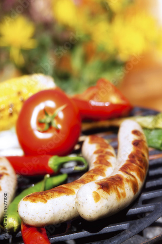 Photo: Wurst mit Gemüse auf Grill Wurst mit Gemüse auf Grill