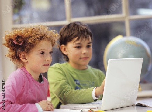 Photo: Jungen und Mädchen mit Laptop Jungen und Mädchen mit Laptop