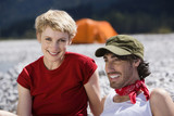 Photo: Deutschland, Bayern, Tölzer Land, Junges Paar sitzt am Fluss, Portrait, Nahaufnahme Deutschland, Bayern, Tölzer Land, Junges Paar sitzt am Fluss, Portrait, Nahaufnahme