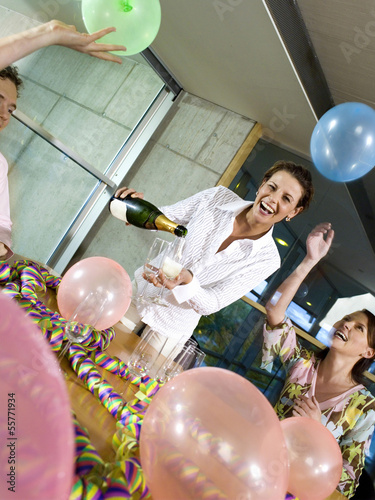 Photo: Young Professionals feiern eine Party Young Professionals feiern eine Party