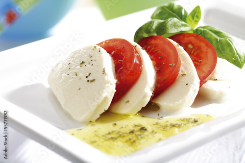 Photo: Mozzarella mit Tomaten und Basilikum Mozzarella mit Tomaten und Basilikum