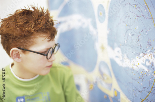 Photo: Junge mit Blick auf Weltkarte Junge mit Blick auf Weltkarte