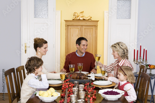 Photo: Familie beim Weihnachtsessen Familie beim Weihnachtsessen