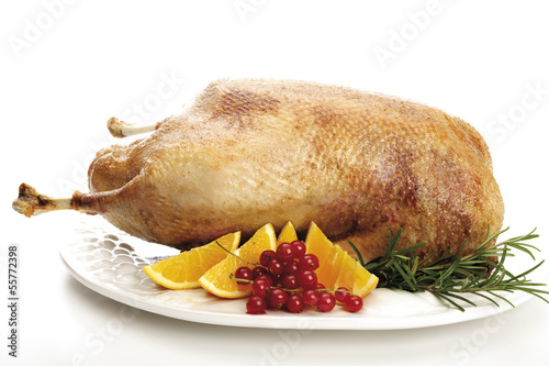 Photo: Gebratene Gans mit Orangen und roten Johannisbeeren, Nahaufnahme Gebratene Gans mit Orangen und roten Johannisbeeren, Nahaufnahme