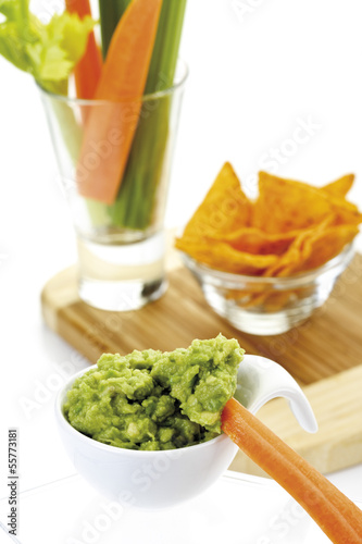 Photo: Guacamole mit Gemüsesticks und Tortilla-Chips Guacamole mit Gemüsesticks und Tortilla-Chips