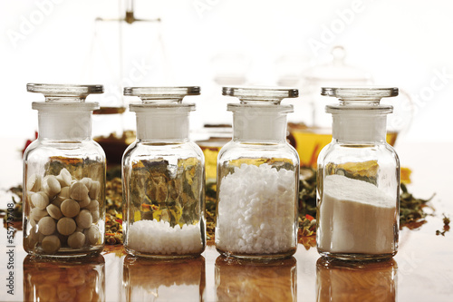 Photo: Apothekerflaschen mit homöopathischen Heilmitteln, Nahaufnahme Apothekerflaschen mit homöopathischen Heilmitteln, Nahaufnahme