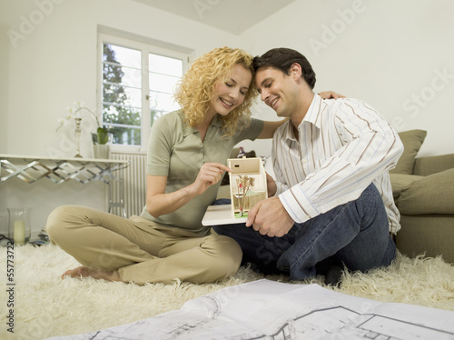 Photo: Junges Paar im Wohnzimmer Junges Paar im Wohnzimmer