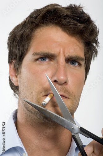 Photo: Junger Mann schneidet Zigarette mit Schere, Nahaufnahme, Portrait Junger Mann schneidet Zigarette mit Schere, Nahaufnahme, Portrait