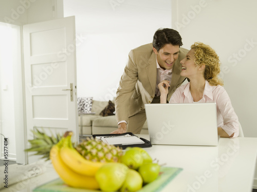Photo: Junger Mann und Frau mit Laptop Junger Mann und Frau mit Laptop