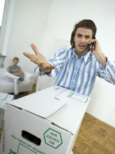 Photo: Mann diskutiert am Handy Mann diskutiert am Handy
