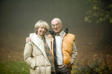 Photo: Deutschland, Baden-Württemberg, Schwäbische Alb, Älteres Paar umarmt sich, Portrait Deutschland, Baden-Württemberg, Schwäbische Alb, Älteres Paar umarmt sich, Portrait