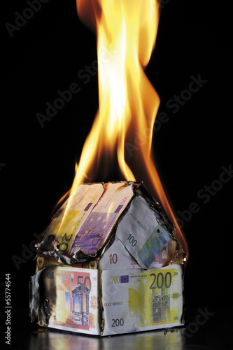 Photo: Haus aus Euro-Banknoten, brennend Haus aus Euro-Banknoten, brennend