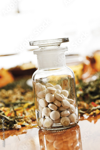 Photo: Homöopathische Pillen in Apothekerkolben, Nahaufnahme Homöopathische Pillen in Apothekerkolben, Nahaufnahme